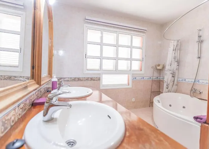 ヴィラ 3 Bedroom In El Duque